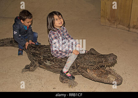 OXON ; Brize Norton  ; MONDE CROCODILE ; LES ENFANTS SUR LE MODÈLE CROCODILE (fabriqués à partir de pièces de machines) Banque D'Images