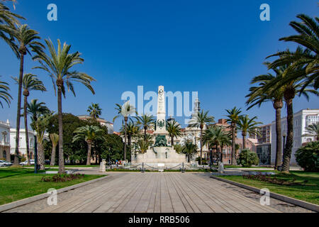 Cartagena, Murcia, Espagne ; Février 2017 : Monument aux héros de Cavite et Santiago de Cuba, près de la promenade de la ville de Carthagène. Banque D'Images