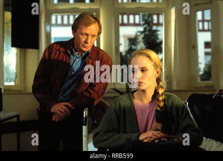 EIN FALL FÜR ZWEI / Eine seltsame Zeugin / Die Zeugin der nächtlichen Schießerei Heike Landers fühlt sich im Krankenhaus beobachtet. Wer ist der Unbekannte und was er ? / Bild : Heike Landers (SUSANNE LÜNING) und Matula (CLAUS THEO GÄRTNER) / Überschrift : EIN FALL FÜR ZWEI / BRD 1993 Banque D'Images