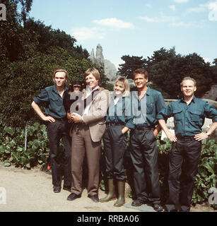 Tierpark im wird ein Action-Film gedreht. Der Réalisateur veranstaltet das totale le chaos. Das Filmteam, der Hauptdarsteller Hagenbeck, Christoph und haben Mühe Betriebsinspektor Ritschel, Geduld zu bewahren. Foto vlnr. : Klaus (DIRK LA MARTRE), Ritschel (MICHAEL GRIMM), Cora (NICOLE BOGUTH), Werner (JOSHY PETERS), Heiner LUTZ (PLUS DIFFICILE). Regie : Hans-Werner Schmidt aka. Überraschende Ereignisse / Überschrift : UNSERE HAGENBECKS / BRD 1991 Banque D'Images