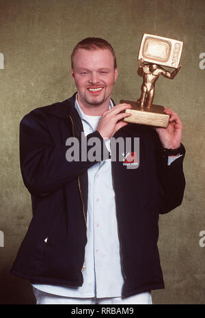 Stefan Raab präsentiert dans 'plat' total aus dem Theater am Rudolfplatz die aus der aktuellen komischsten met en relief plat-Woche komprimiert auf 45 Minuten und verleiht den ultimativen Fernsehpreis Deutschlands - den 'Raab der Woche' Bild : Stefan Raab aka. Fernsehshow mit Stefan Raab / Überschrift : PLAT TOTAL / BRD 1999 Banque D'Images