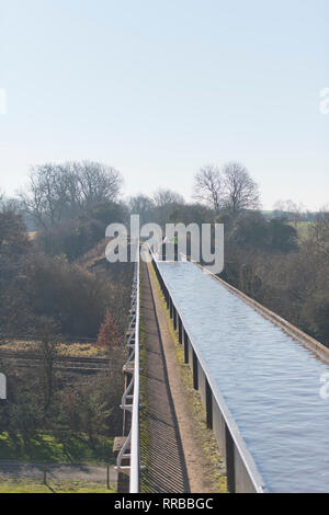 Une barge voyage au-dessus de l'Aqueduc Edstone 4 miles sur une longueur de la Stratford-upon-Avon Canal dans le Warwickshire. 25 février 2019. Banque D'Images