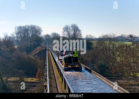 Une barge voyage au-dessus de l'Aqueduc Edstone 4 miles sur une longueur de la Stratford-upon-Avon Canal dans le Warwickshire. 25 février 2019. Banque D'Images