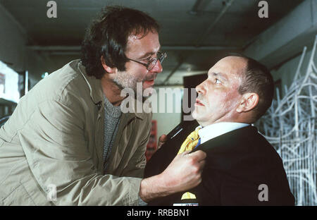 SOKO 5113 Folge : Offene Wunden Ein Mann mit unbekanntem Ziel, der bereits für den Mörder Dauernde einer Waffe wurde zum, läuft durch Mönchen. Die SOKO ermittelt. Foto : Trautmann (ERICH HALLHUBER, l.) hat seinen Peiniger (GERNOT KERBER) gefunden. Regie : Klaus Witting aka. Offene Wunden / Überschrift : SOKO 5113 / BRD 1998 Banque D'Images