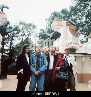 Anläßlich des 70. Geburtstags von Seniorchefin Hagenbeck Martha herrscht viel dans Trubel der Villa am Tierpark. Foto vlnr. : CONSTANZE WETZEL, WANJA MUES () Tobby, HEIDEMARIE WENZEL (Sylvie), PETER BOTTERBUSCH (Christoph), Tilly LAUENSTEIN (Martha), Rainer Rudolph. Regie : Hans-Werner Schmidt aka. 70 ist doch kein Alter / Überschrift : UNSERE HAGENBECKS / BRD 1991 Banque D'Images