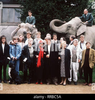 Straatens Kreditangebot Hagenbeck Martha lehnt ab. der Tierpark soll der dans Entscheidungsgewalt der Famlie bleiben. Foto : hinten : DAPHNE WAGNER, Rainer Rudolph, Franz Josef STEFFENS, JÖRG PLEVA, ASTRID MEYER GOSLAR, WOLFGANG ESTERER, HANS-Werner SCHMIDT ; vorne : CONSTANZE WETZEL, WANJA MUES, HEIDEMARIE WENZEL, TILLY LAUENSTEIN, PETER BOTTERBUSCH, LONNY KELLNER, GIULIA FOLLINA. Regie : Hans-Werner Schmidt aka. Schwierige Zeiten / Überschrift : UNSERE HAGENBECKS / BRD 1991 Banque D'Images