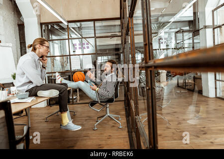 Belle ambiance de jeunes hommes ayant une conversation Banque D'Images