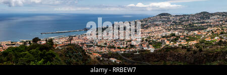 Vue panoramique sur Funchal, Madère, Portugal. Banque D'Images