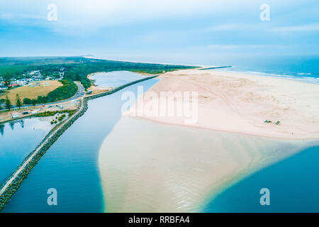 Vue aérienne de la rivière Manning et mur de Harrington de la bouche. Harrington, New South Wales, Australie Banque D'Images