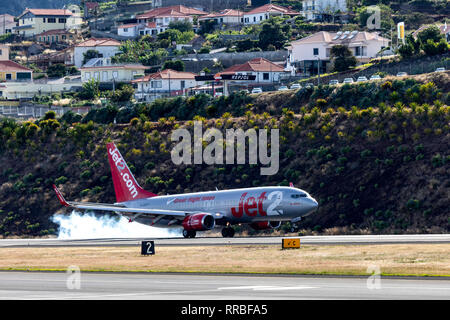 Boeing 737 Jet2 l'atterrissage à Cristiano Ronaldo (Funchal), l'aéroport de Madère, au Portugal. Banque D'Images