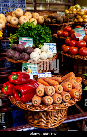 Les fruits et légumes à vendre affichée dans les paniers, marché Lavradores, Funchal, Madère, Portugal. Banque D'Images