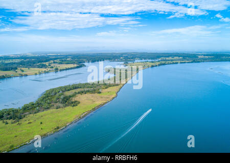 Bateau naviguant sur la Rivière Manning laissant piste de l'eau - vue aérienne Banque D'Images