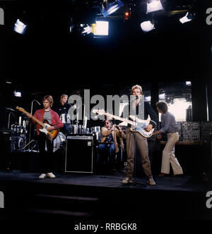 La police, le groupe de rock et pop anglais, chanteur et joueur de guitare basse : STING (à droite), à la télévision allemande, magie, vidéo avec l'artiste Eberhard Schoener, 1980. / Überschrift : la police Banque D'Images