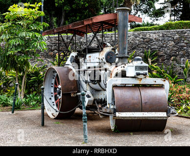 Old rusty Fowler à vapeur, Funchal, Madère, Portugal. Banque D'Images