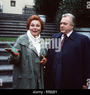 Ein Fall für zwei / Folge : Tödliche Versöhnung / Magda Hofheimer (LOLA MÜTHEL) s'Ordnung bringen Seelenleben en RCI. Sie bittet M. Renz (GÜNTER STRACK) ihr zu helfen Kontakt zu Eberhard Buck aufzunehmen, der gerade aus der Haft entlassen wurde. / 33711 / , 04DFAZDFEIN2 / Überschrift : EIN FALL FÜR ZWEI / BRD 1988 Banque D'Images