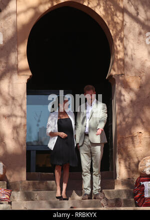 Un chat s'égare sur le chemin du duc et de la duchesse de Kent au cours d'un événement d'entrepreneurs sociaux et de marché, à l'jardins andalous à Rabat sur le troisième jour de leur tournée du Maroc. Banque D'Images