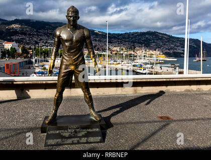 La statue de Cristiano Ronaldo sur le front de l'extérieur de la CR7 Museum, Funchal Madeira, Portugal. Banque D'Images