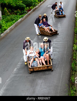 Les touristes de prendre une luge traditionnelle à Monte, Funchal, Madère, Portugal. Banque D'Images