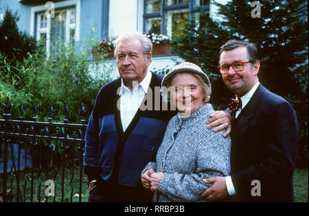 Mit 65 Jahren beginnt für Jochen Lenz (HANS-JOACHIM KULENKAMPFF), Chefarzt eines Bremer Krankenhauses, ein neuer Lebensabschnitt : Er geht en pension. "Als" Ruhesitz hat er sich das Domizil senneur Tochter Sabine en Hamburg-Blankenese ausgesucht. Dort praktiziert sie als Ärztin - und damit sind die Probleme vorprogrammiert... HEIDI KABEL - Erna ERNST H. HILBICH aka. Ein Mann erfüllt sich seine Träume / Überschrift : die Große Freiheit / Deutschland 1990 Banque D'Images