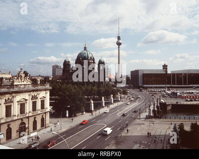 Asbest raus, DDR-Palast weg, Preußenschloß rein ? Seit der Schließung Erichs Lampenladen sind von neun Jahre und noch immer vergangen alles liegt im Dunkeln. Gehört était dans die Mitte Berlin und damit die Mitte der Republik ? Der Streit darüber ist zum Glaubenskrieg geworden. PALAST der Republik (rechts) aka. Der Mitte Berlin um Eiertanz / Überschrift : DDR-PALAST PREUßEN-SCHLOß ODER ? Banque D'Images