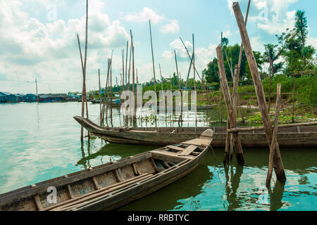 Bateaux de pêche en bois, Tân Châu (xã Thị Tân Châu), la province de An Giang dans le Delta du Mekong, Vietnam, Asie Banque D'Images