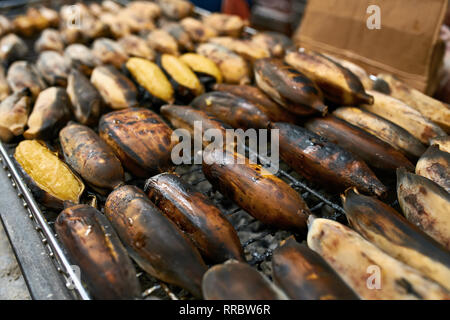 Grill noir avec bananes frites sur le marché de rue d'Asie à Bangkok en Thaïlande. Libre photo horizontale. Banque D'Images