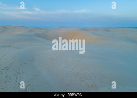 L'ensemble des empreintes de dunes de sable à l'aube - vue aérienne. Banque D'Images