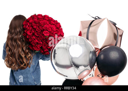 Fille brune aux cheveux longs se présente sur l'anniversaire. Banque D'Images