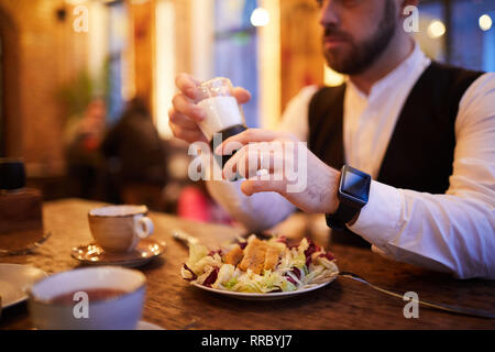 Businessman Eating in Restaurant Banque D'Images