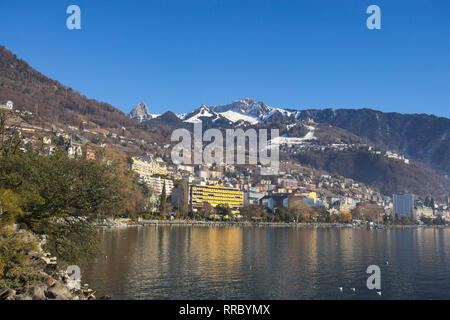 Montreux, Suisse - 0217, 2019 : la ville de Montreux avec vue panoramique sur les montagnes en arrière-plan vu de l'autre côté du lac. Banque D'Images