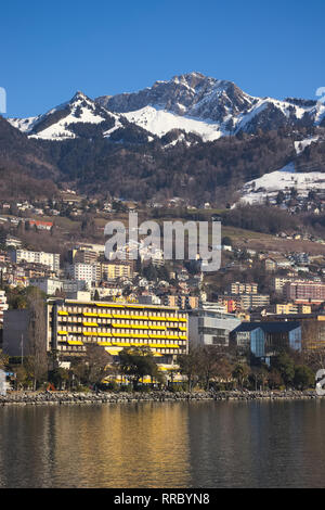 Montreux, Suisse - 0217, 2019 : la ville de Montreux avec vue panoramique sur les montagnes en arrière-plan vu de l'autre côté du lac. Banque D'Images