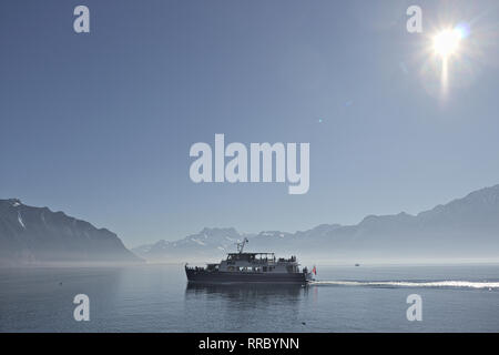 Montreux, Suisse - 0217, 2019 : Le bateau croisière à travers le lac Léman à Montreux avec montagnes en arrière-plan. Banque D'Images