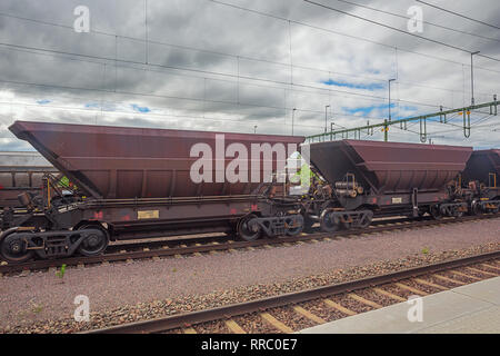 Editorial : Kiruna, Norrbotten, Suède, le 25 juin 2018 - wagons de minerai de fer en attente dans la station de Kiruna, pour une cargaison au port de Narvik en Norvège Banque D'Images