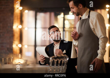 La commande de l'homme la cuisine du restaurant Banque D'Images