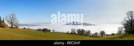 Une inversion spectaculaire nuage ayant lieu dans le parc national de Brecon Beacons sur un ciel lumineux matin de février, le Pays de Galles, Royaume-Uni Banque D'Images