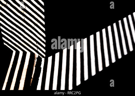 Lignes et bandes blanches sur fond noir avec une texture de pierre, copie de l'espace. Banque D'Images