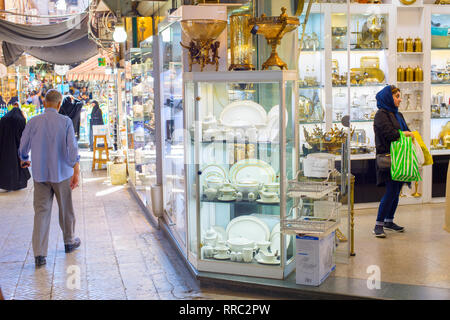 Téhéran, Iran - le 22 mai 2017 : les boutiques des plats à Téhéran le Grand Bazar. L'Iran Banque D'Images