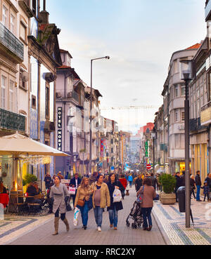 PORTO, PORTUGAL - 26 NOVEMBRE 2016 : Toruists marche sur la rue Santa Catarina. Santa Catarina est une rue commerçante principale de Porto. Banque D'Images