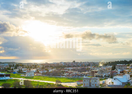 Scenic Vue aérienne de Paphos cityscape in soir soleil, Chypre Banque D'Images