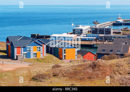 L'île Harbour dans l'île de Helgoland, Allemagne, maisons de style nordique avec voile et ciel bleu, vue panoramique à partir de la colline pour mer du Nord Banque D'Images