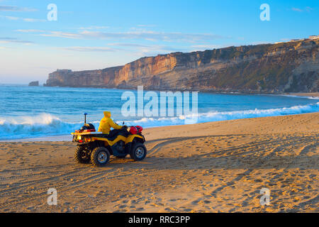 Lifeguard équitation un buggy à la plage sur l'océan au coucher du soleil. Caldas da Rainha, Portugal Banque D'Images