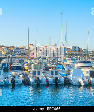 Yachts et bateaux à moteur blanc amarré par pier à marina, Peniche, Portugal Banque D'Images