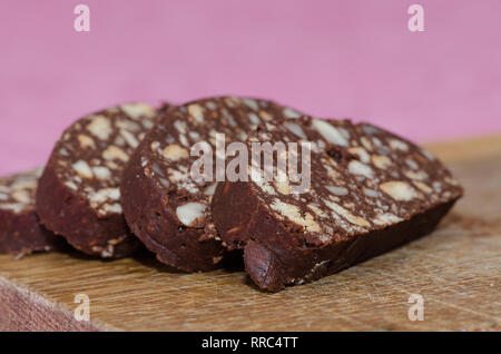 Salami salami au chocolat, anglais ou gâteau mosaik est un dessert traditionnel italien Banque D'Images