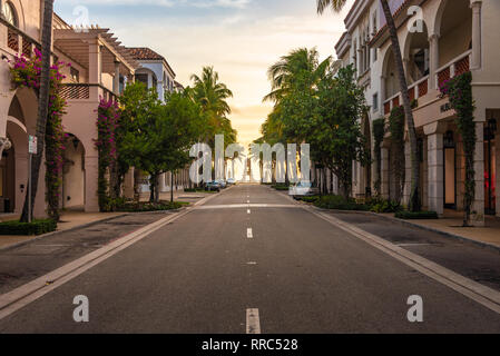 Lever du soleil sur l'océan Atlantique à Worth Avenue à Palm Beach, en Floride, célèbre pour ses boutiques de luxe. (USA) Banque D'Images