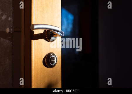 Ajar intérieur en bois porte dans la lumière du matin Banque D'Images