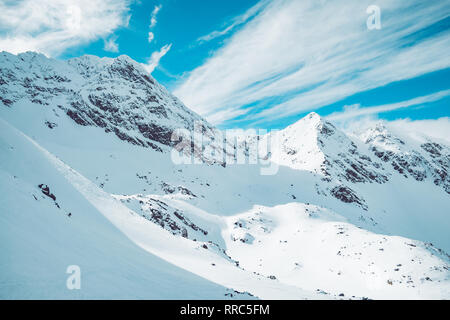 Paysage spectaculaire de montagnes enneigées en hiver Banque D'Images