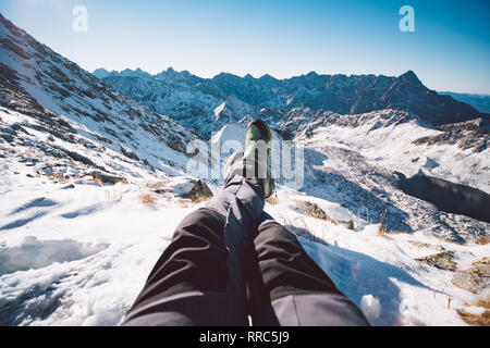 POV d'un homme étendu sur la neige dans les montagnes Banque D'Images