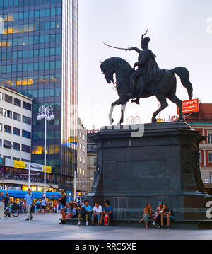 ZAGREB, CROATIE - 24 août 2017 : les gens à Ban Jelacic monument situé sur la place centrale de la ville de Zagreb. Le plus vieux bâtiment permanent ici a été construit en 182 Banque D'Images