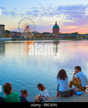 TOULOUSE, FRANCE - 13 août 2017 : Les gens se reposant à la digue de la rivière Garone à Toulouse. Toulouse est la capitale de la région d'Occitanie Banque D'Images