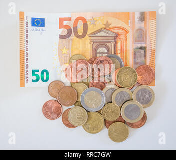 50 cents avec des billets en euros et les pièces en euros ; les billets et pièces en argent de différentes dénominations Banque D'Images
